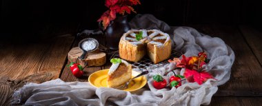 Ahşap masa üstünde gevrek kabuk ile kaplı elma