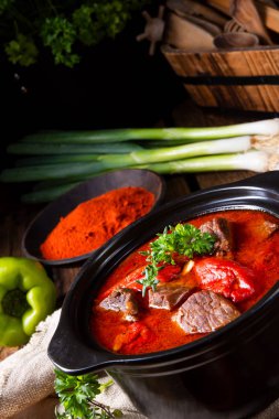 Sığır eti ve kırmızı biber ile gerçek Macar gulaş