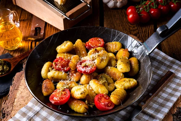 汤团烤有绿色的香蒜 樱桃西红柿和干酪 — 图库照片