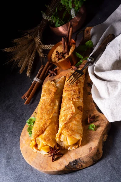 Välsmakande Höstlig Omas Pannkakor Med Äpple Och Kanel — Stockfoto