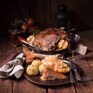 Lahana ve köfte ile klasik ve çıtır çıtır kızarmış ördek