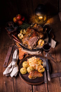 Lahana ve köfte ile klasik ve çıtır çıtır kızarmış ördek