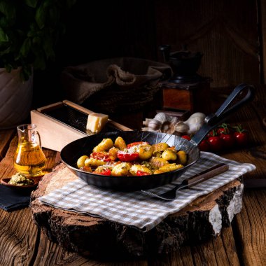 Gnocchi pişmiş yeşil pesto, kiraz domates ve parmesan ile
