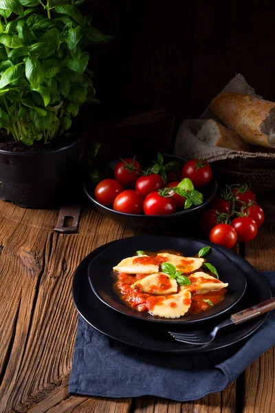 Vista Cerca Ravioles Salsa Tomate Con Albahaca —  Fotos de Stock