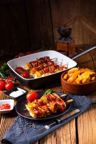 soğan ve kırmızı biber ile orijinal Macar Kebab