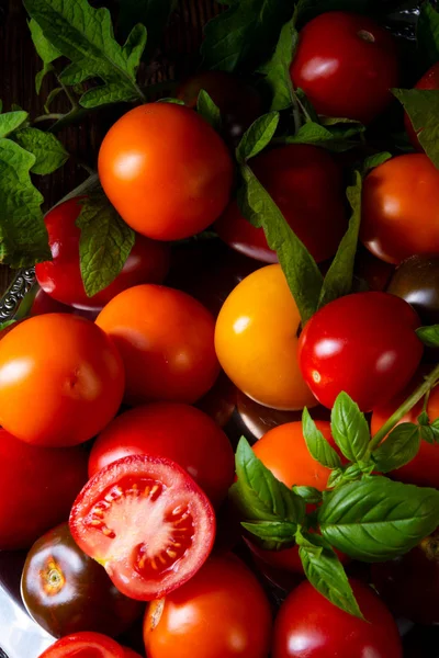 Verschillende Soorten Tomaten Geserveerd Gepresenteerd Zilveren Schotel — Stockfoto