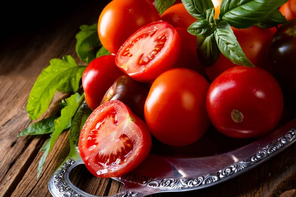 Verschillende Soorten Tomaten Geserveerd Gepresenteerd Zilveren Schotel — Stockfoto