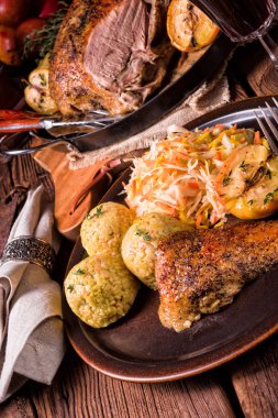 Lahana ve köfte ile klasik ve çıtır çıtır kızarmış ördek