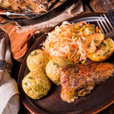 Lahana ve köfte ile klasik ve çıtır çıtır kızarmış ördek