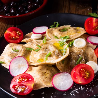 Mantı hassas bezelye ile zeytinyağı, domates ve turp