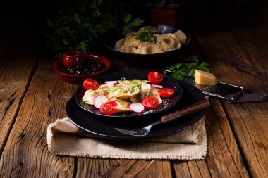 Mantı hassas bezelye ile zeytinyağı, domates ve turp