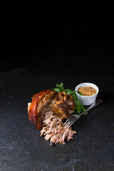 Knusprig Gebratene Bayerische Schweinshaxe Mit Weichem Fleisch — Stockfoto