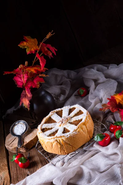 Manzanas Cubiertas Con Corteza Crujiente Sobre Mesa Madera — Foto de Stock