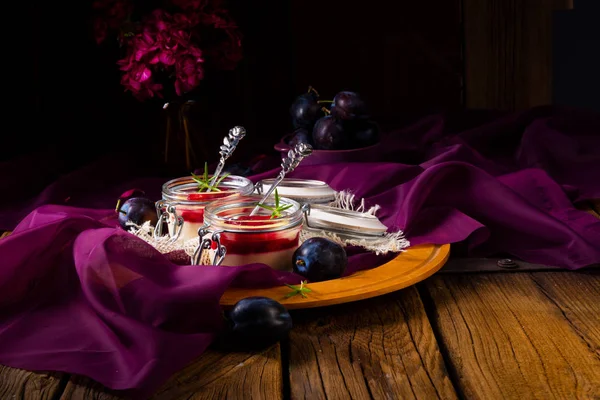 Tarçın ve erik ile taze irmik pudingi