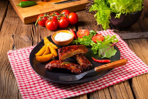 Barbekü kaburga plaka yeşil salata ve beyaz sos ile