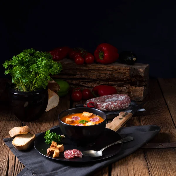 ピリ辛ソーセージとハンガリーのパプリカのクリーム スープ — ストック写真