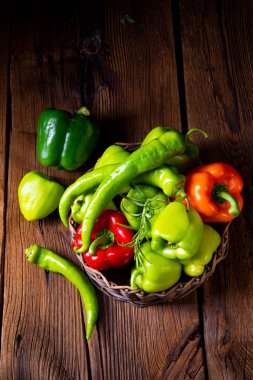 biber ve sıcak biber sepet içinde çeşitli yakından görmek hasat