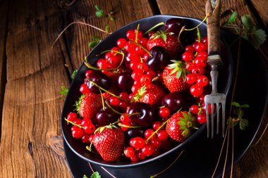 Kase çilek, frenk üzümü ve kiraz gibi farklı meyve ile görmek.