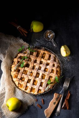 Lezzetli elmalı turta kafes üst tabaka ile yakından görmek 