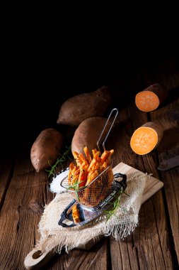 çıtır çıtır tatlı patates kızartması fırından yakından görmek