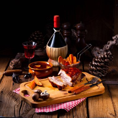 fırında mantar soslu baharatlı kavrulmuş et yakından görmek