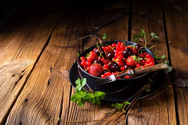 Kase çilek, frenk üzümü ve kiraz gibi farklı meyve ile görmek.