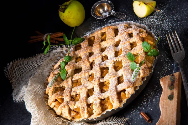 Vista Close Torta Maçã Saborosa Com Crosta Superior Treliçada — Fotografia de Stock