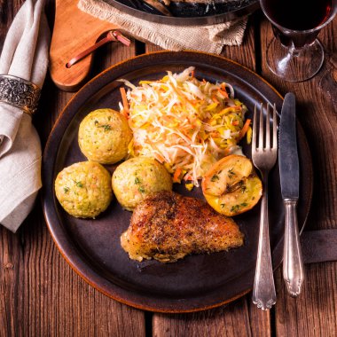 Klasik ve çıtır çıtır kızarmış ördek lahana ve köfte ile yakından görmek