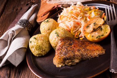 Klasik ve çıtır çıtır kızarmış ördek lahana ve köfte ile yakından görmek