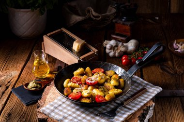 gnocchi yakından görmek pişmiş yeşil pesto, kiraz domates ve parmesan ile