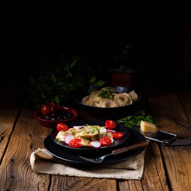 Organik - Mantı hassas bezelye zeytinyağı, domates ve turp ile yakından görmek