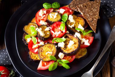 aromatik beyaz peynir ve domates ile ızgara patlıcan yakından görmek