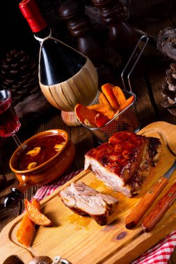 fırında mantar soslu baharatlı kavrulmuş et yakından görmek