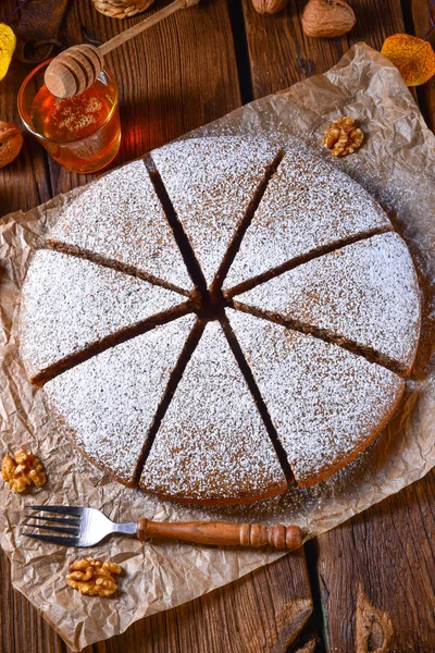 Nahaufnahme Von Frischem Und Schmackhaftem Herbstlichen Walnusskuchen Mit Honig — Stockfoto