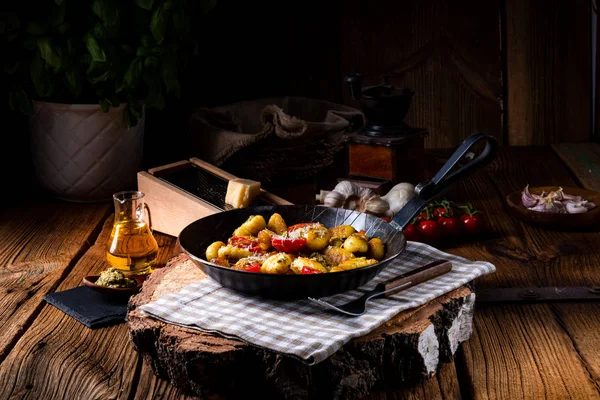 Vista Cerca Ñoquis Horneados Con Pesto Verde Tomates Cherry Parmesano —  Fotos de Stock