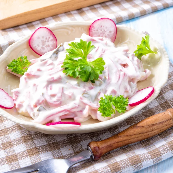 Nahaufnahme Von Köstlichem Hausgemachtem Fleischsalat Mit Mayonnaise Und Gurke — Stockfoto