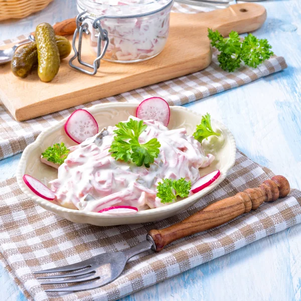 Finom Házi Készítésű Hús Saláta Majonézzel Uborka Kiadványról — Stock Fotó