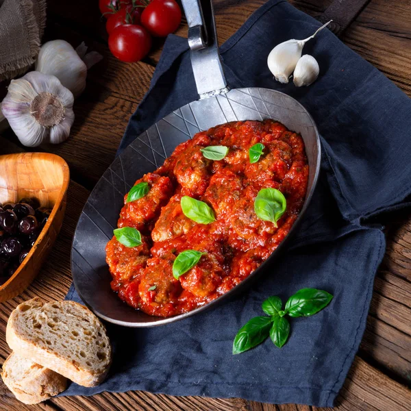 Mini Albóndigas Rústicas Horno Salsa Tomate Con Hojas Albahaca —  Fotos de Stock