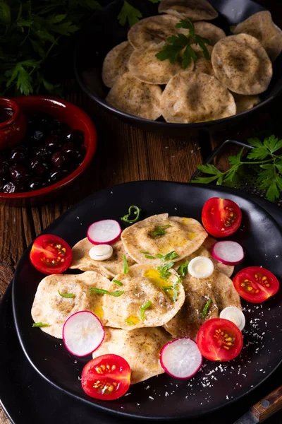 Zeytinyağı, domates ve turp ile lezzetli Mantı