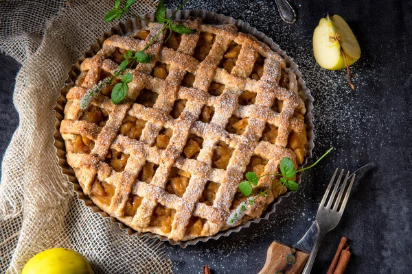 Leckerer Apfelkuchen Mit Gitteroberkruste — Stockfoto