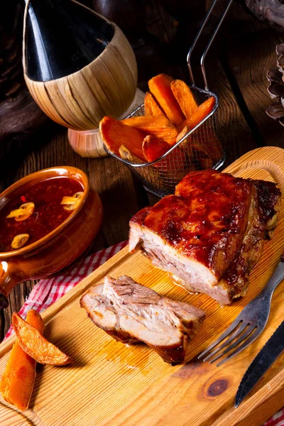 Carne Asada Picante Con Salsa Champiñones Sobre Tabla Madera —  Fotos de Stock