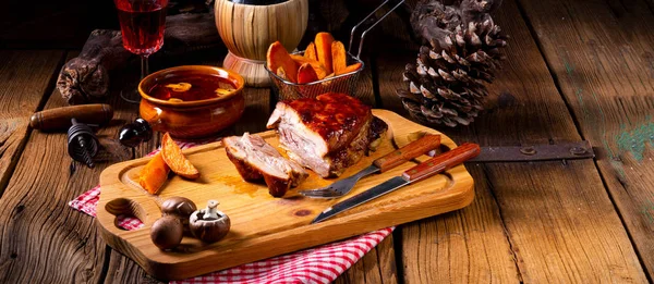 Ahşap tahta üzerinde mantar soslu baharatlı kavrulmuş et