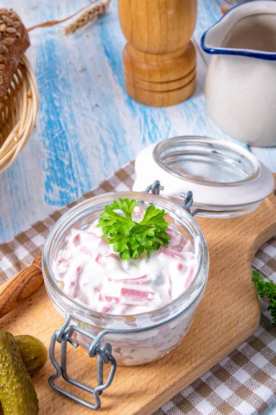 Délicieuse Salade Viande Maison Avec Mayonnaise Radis — Photo