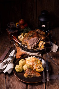 lahana ve elma ile klasik çıtır çıtır kızarmış ördek