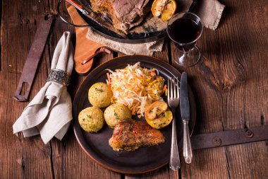 lahana ve elma ile klasik çıtır çıtır kızarmış ördek