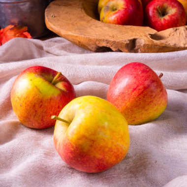 lezzetli Avrupa yengeç elma rustik arka plan üzerinde