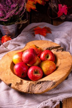 lezzetli Avrupa yengeç elma rustik arka plan üzerinde