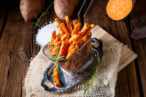 Batatas Fritas Crocantes Fundo Rústico — Fotografia de Stock