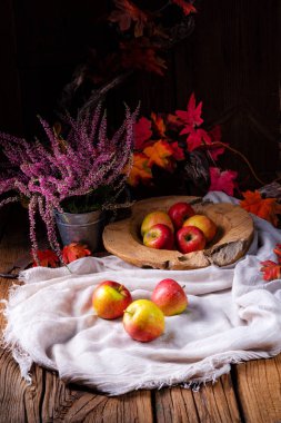 lezzetli Avrupa yengeç elma rustik arka plan üzerinde