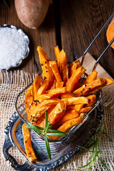 Batatas Fritas Crocantes Fundo Rústico — Fotografia de Stock